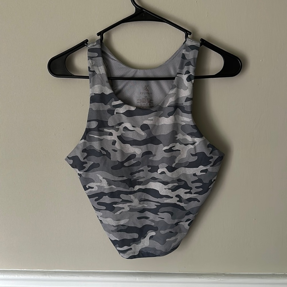 Cropped, gray camo, built in bra, tank top
